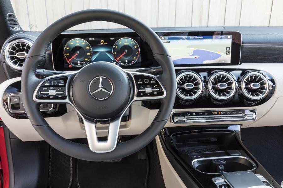 Панель приборов Mercedes-Benz CLA200 (W118) 2019 года  (WW) (фото 14 из 26)
